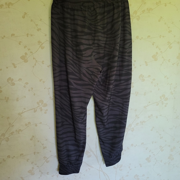 Old Navy Women’s High-Waisted StretchTech Tapered Pants Black Zebra Print - Picture 5 of 6
